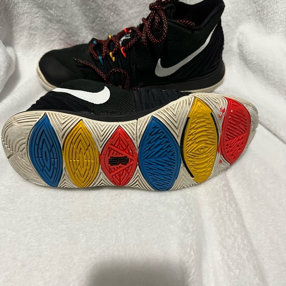 Nike Kyrie Friends edition kids 6Y but fits 7.5 womens - Picture 5 of 8